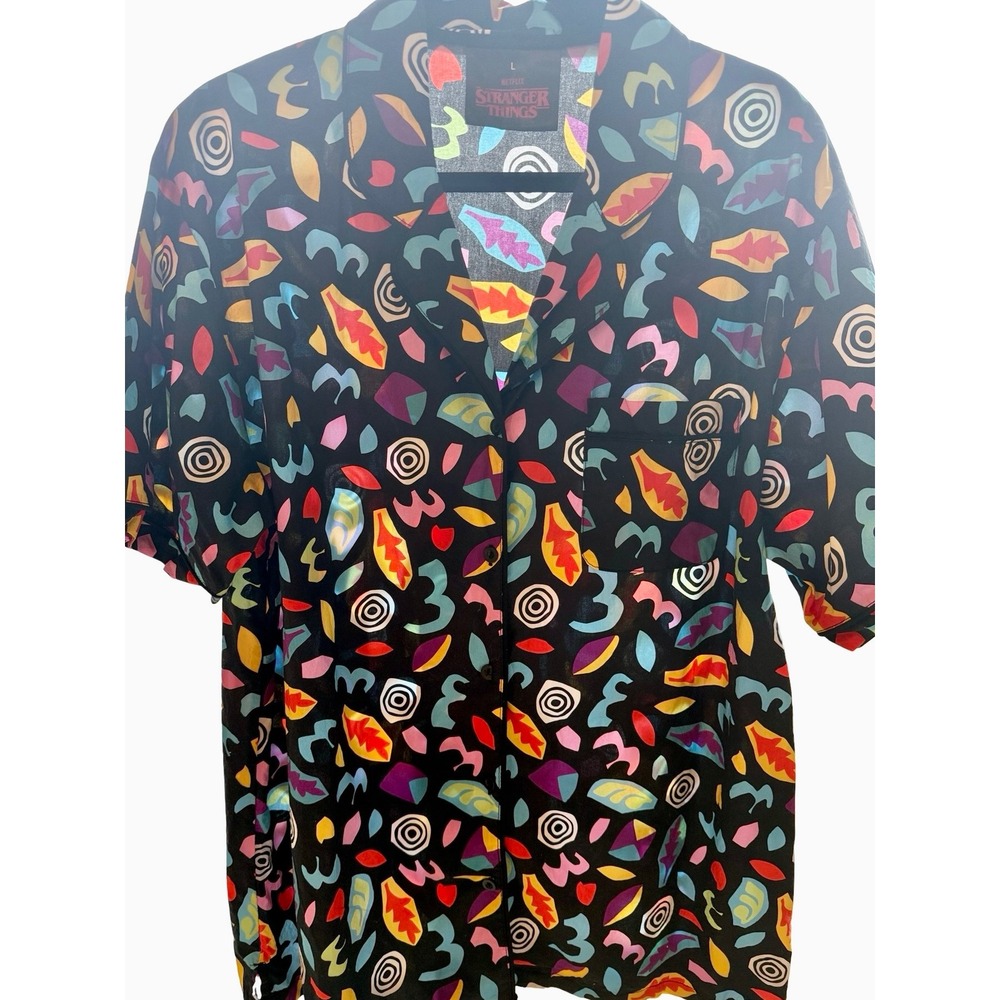 Stranger Things Netflix Button Up Shirt‎ L Retro 80s Camp Graphic Cotton